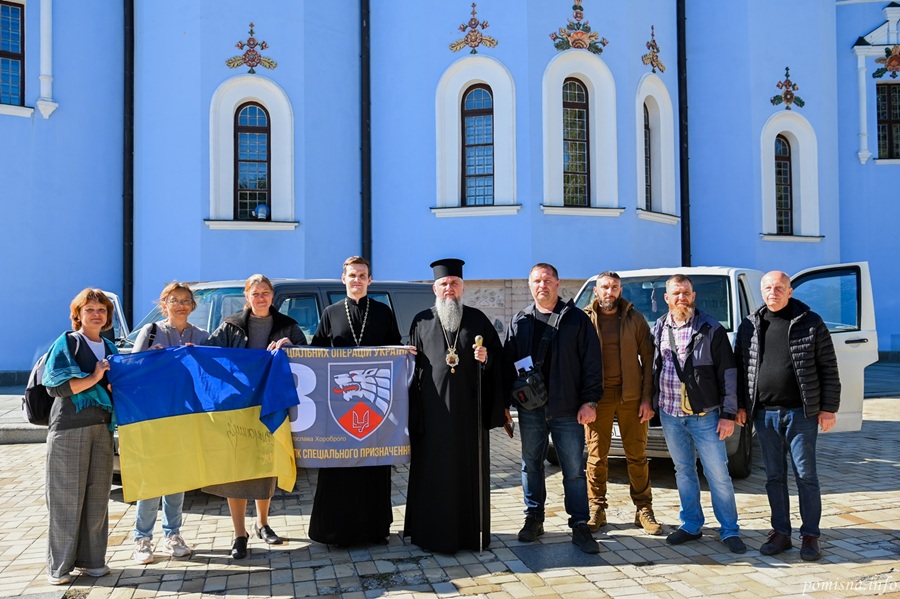 Благословення для воїнів: ПЦУ передала автомобілі захисникам України
