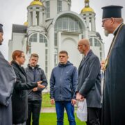 Голоси молитви проти зла: єпископи Скандинавії приїхали до Бучі помолитися за убитих мирних мешканців