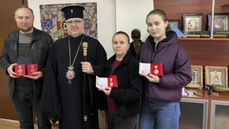 Приклад любові й віри: у Донецькій єпархії нагородили родину священика