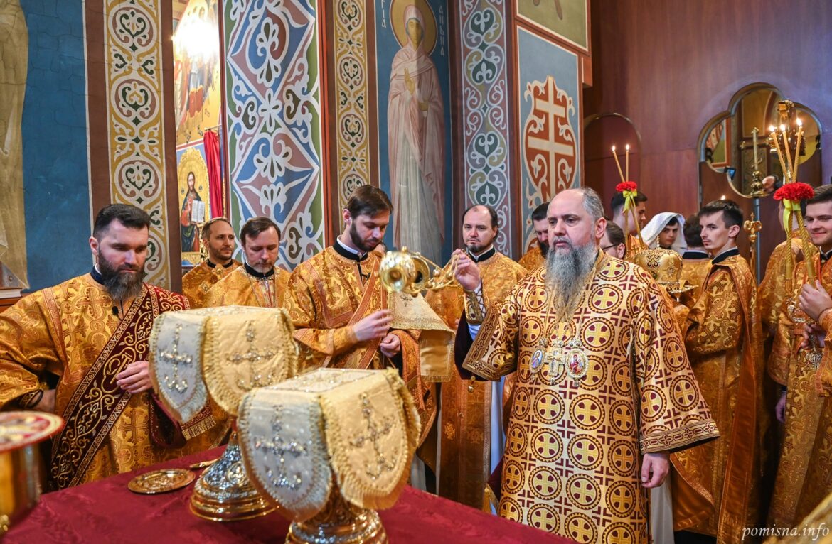 У Золотоверхому соборі молилися за Україну та рукоположили нового священника