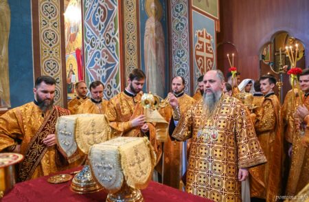 У Золотоверхому соборі молилися за Україну та рукоположили нового священника