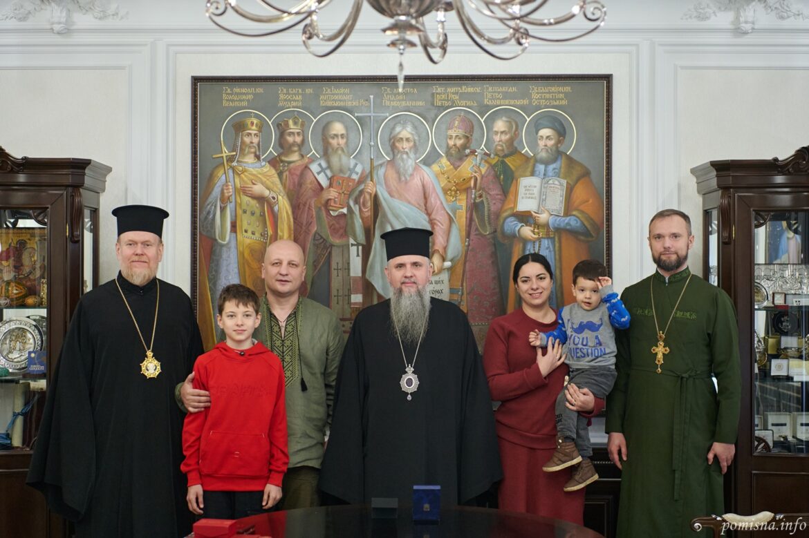Предстоятель ПЦУ відзначив захисників РХБ-військ церковними нагородами