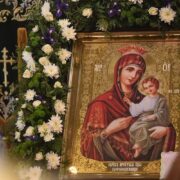 Віра, що веде до світла: чому Богородиця є особливим прикладом для християн