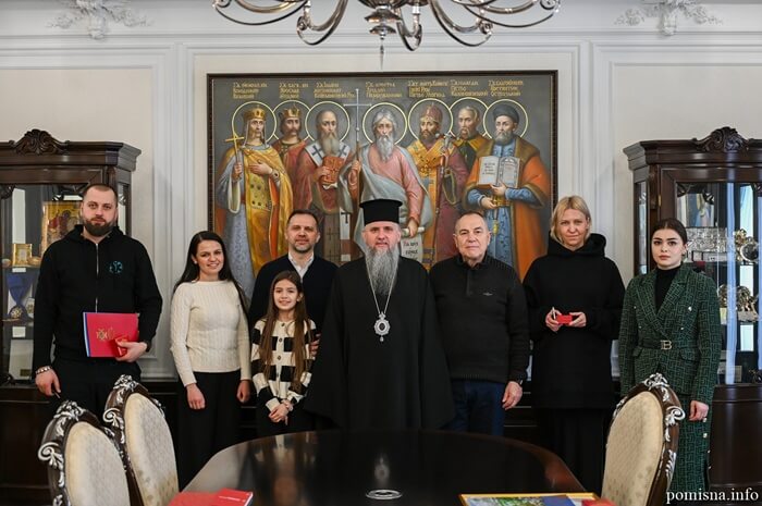 Автомобіль милосердя: ПЦУ передала швидку для евакуації поранених захисників