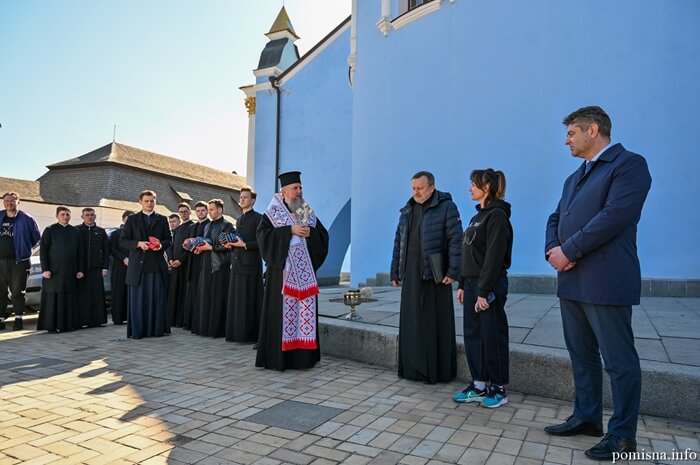 22 автомобілі для захисників: у Михайлівському монастирі відбулася передача транспорту
