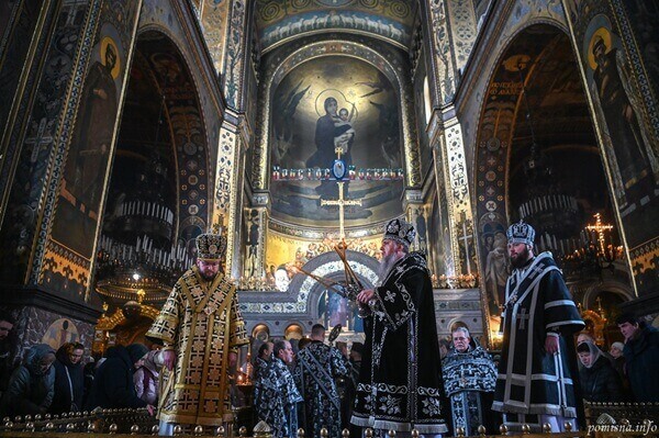 Велика п’ятниця у Києві: Плащаницю винесли у Володимирському соборі