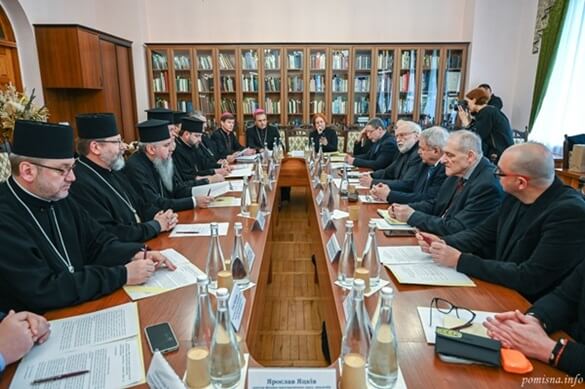 Діалог Церкви і суспільства: зустріч у Михайлівському монастирі