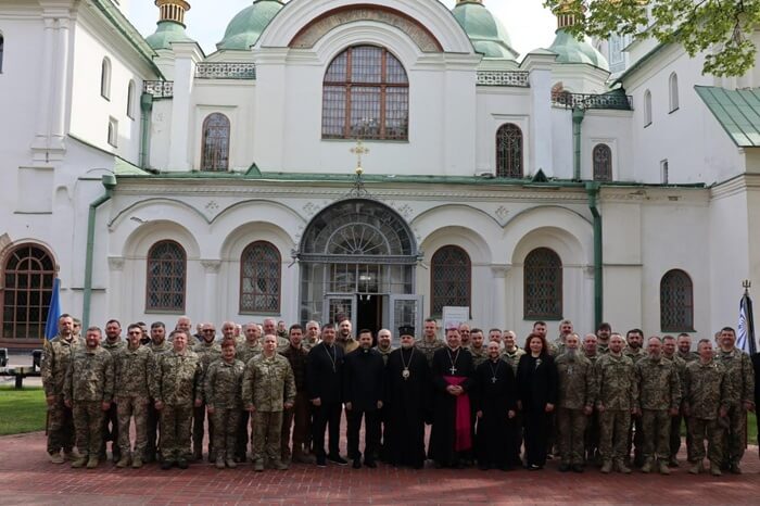 Духовна опора війська: у Києві випустили нових капеланів