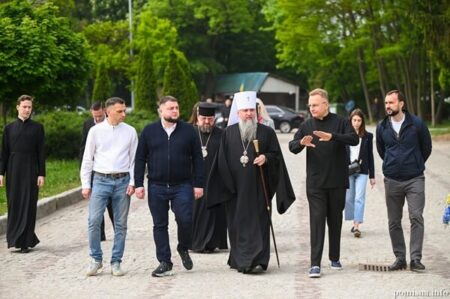 «Пам’ять про Героїв живе у молитві»: Епіфаній відвідав військові поховання у Львові