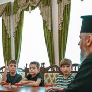 Діти незламної України: у Києві відбулася зустріч Митрополита Епіфанія з учнями з Бородянки