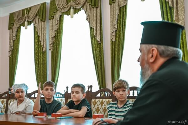Діти незламної України: у Києві відбулася зустріч Митрополита Епіфанія з учнями з Бородянки