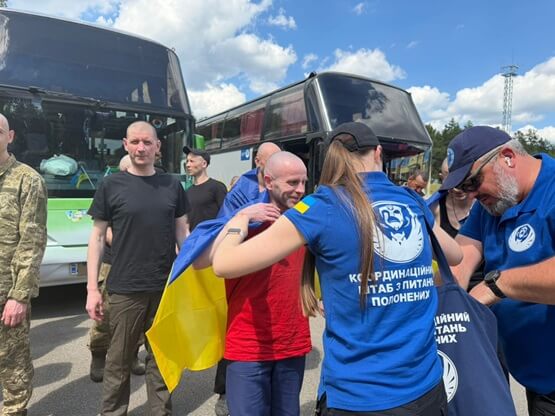 Велике повернення: Україна звільнила ще 185 військових і одного цивільного