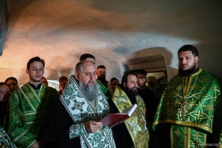 Біля мощей преподобного Агапіта: у Лаврі лунала молитва за Україну