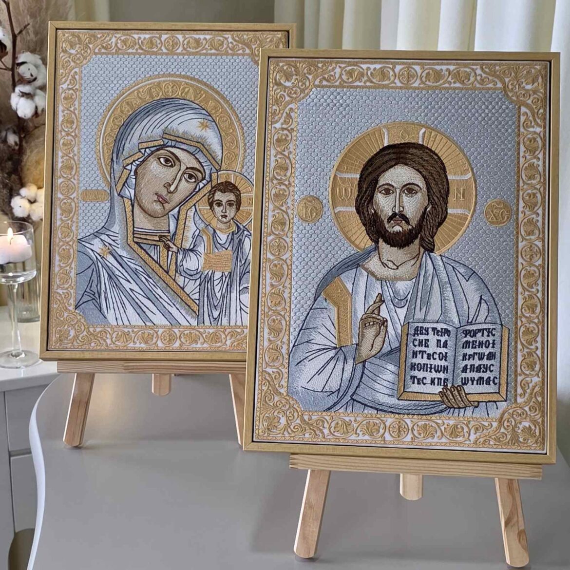 Ікони для вінчання: Казанська ікона Божої Матері та ікона Спасителя, вишиті шовком, у світлих дерев'яних рамках на мольбертах