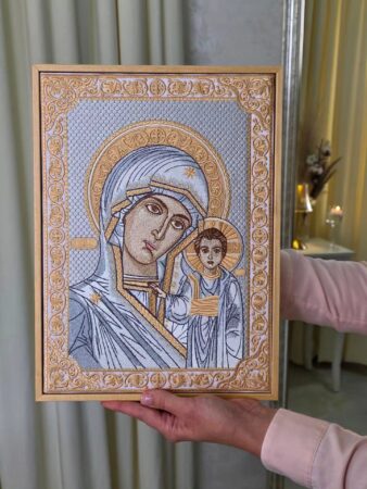 Вишита ікона Богородиці у домашньому інтер'єрі