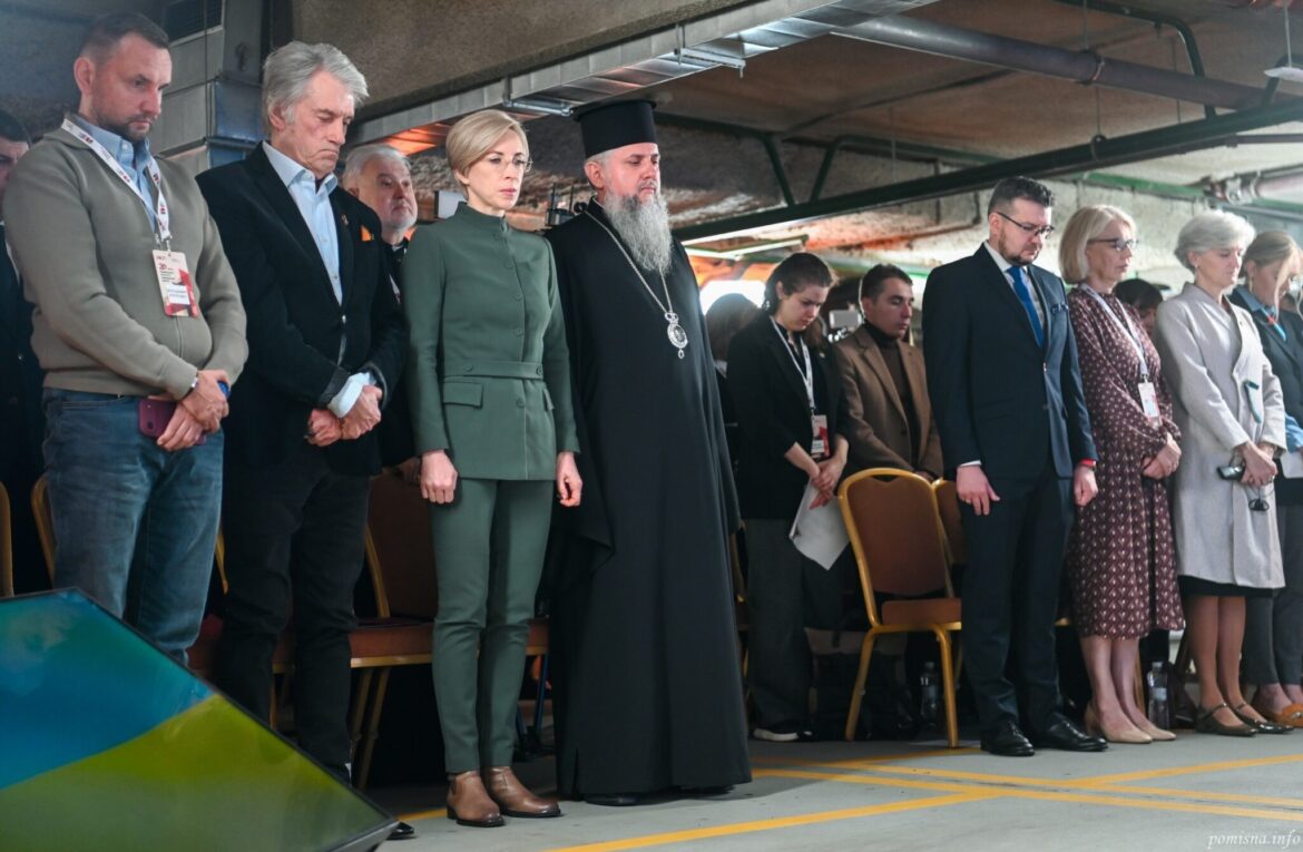 Учасники урочистого заходу стоять, схиливши голови; посередині Митрополит Епіфаній у чорному облаченні з панагією, поруч гості в ділових костюмах